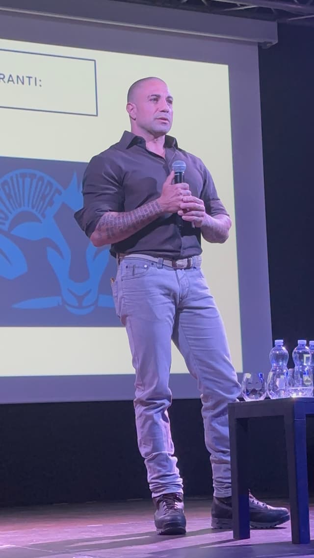 Tomas Marras a teatro sul palco che parla di alimentazione e salute